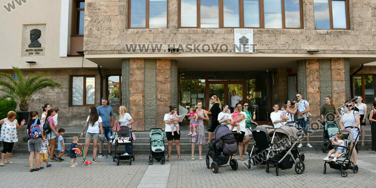Майки протестираха в Хасково с искане за по-високо майчинство