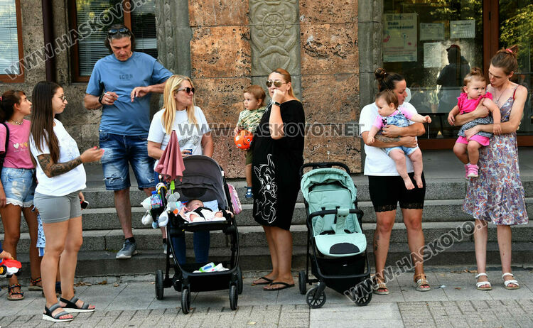 Майки протестираха в Хасково с искане за по-високо майчинство