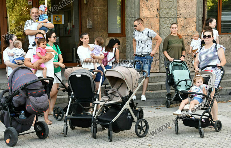Майки протестираха в Хасково с искане за по-високо майчинство