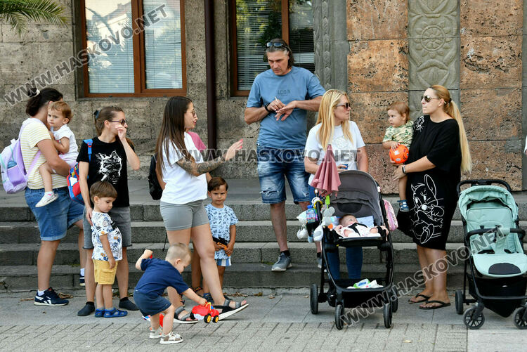 Майки протестираха в Хасково с искане за по-високо майчинство