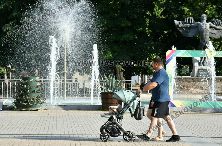 Майки протестираха в Хасково с искане за по-високо майчинство