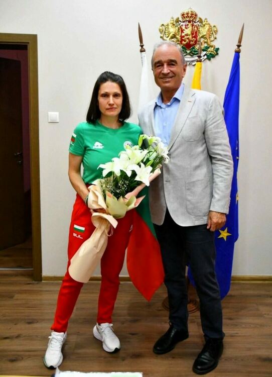 Община Асеновград посрещна шампионката Елена Митова