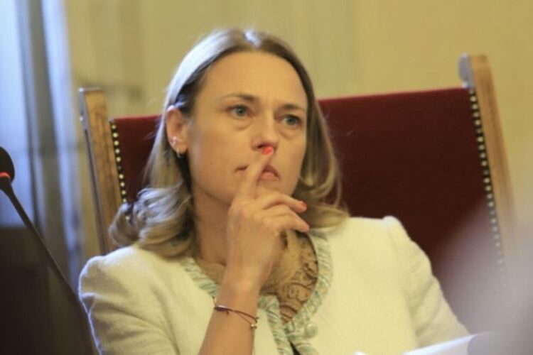 Докато премиерът Румен Радев мълчи назначил ли е Ива Митева за заместник-министър на транспорта, бившата шефка на парламента потвърди новината. Ако заеме поста, тя ще отговаря за автомобилния транспорт, което е изненада за бранша.