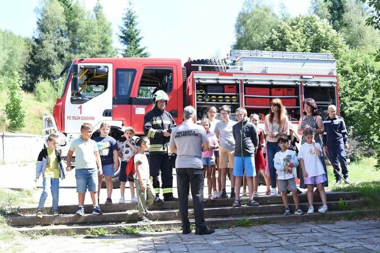 Децата от &bdquo;Ваканция в музея&ldquo; се срещнаха с пожарникари от Смолян 