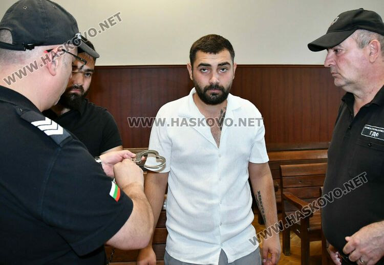 Двама млади мъже остават в ареста заради пренос на 20 пистолета 