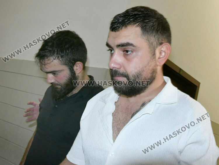 Двама млади мъже остават в ареста заради пренос на 20 пистолета 