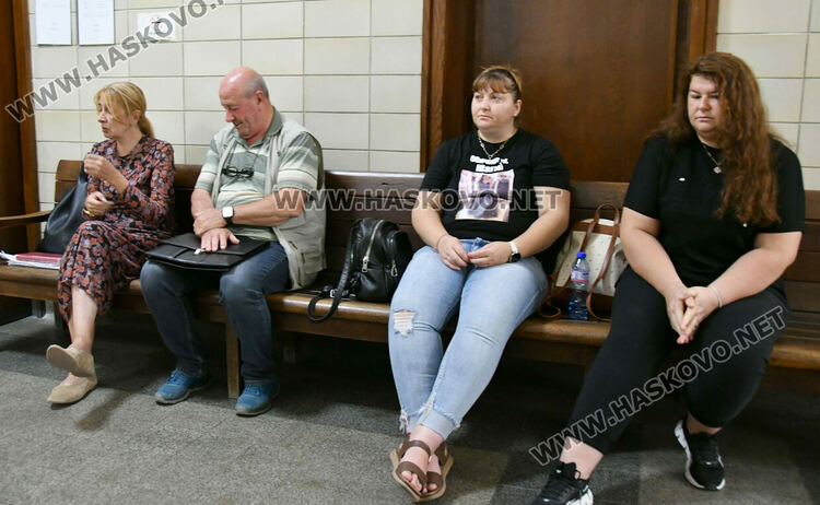 Директор, учители и психолог от ФСГ&ndash;Хасково с показания убитата Маги и обвиняемия Иван