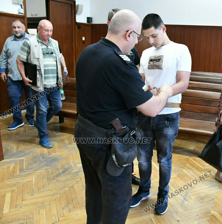 Директор, учители и психолог от ФСГ&ndash;Хасково с показания убитата Маги и обвиняемия Иван