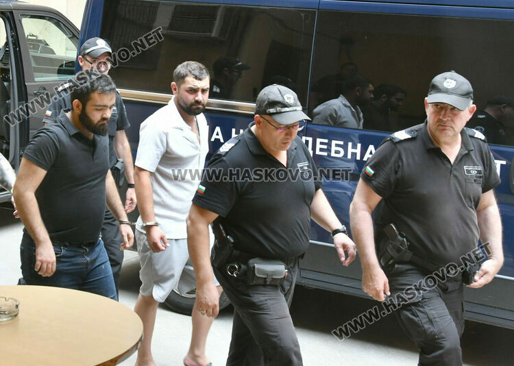 Двама млади мъже остават в ареста заради пренос на 20 пистолета 
