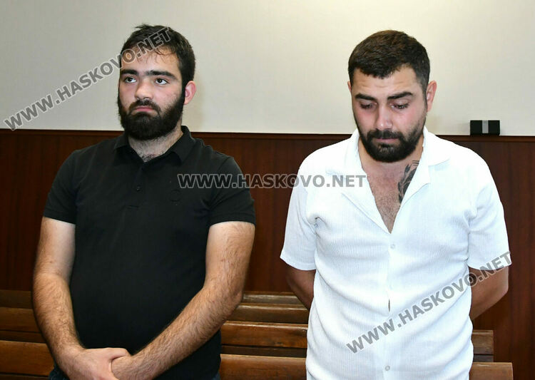 Двама млади мъже остават в ареста заради пренос на 20 пистолета 