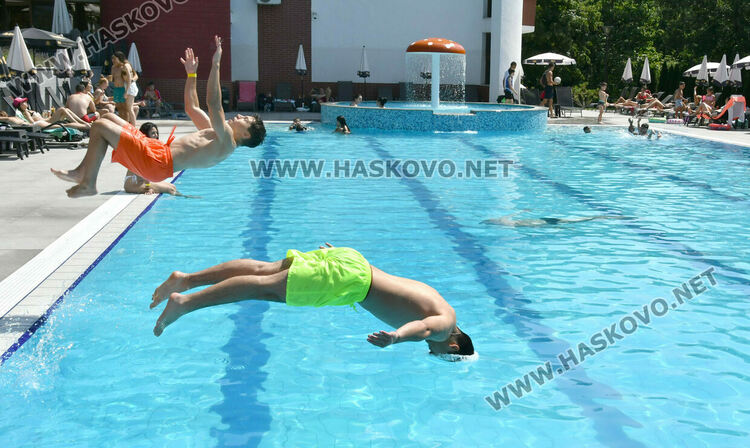 В жегите: Басейни предлагат нощно къпане и шатра за 100 евро