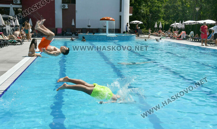 В жегите: Басейни предлагат нощно къпане и шатра за 100 евро
