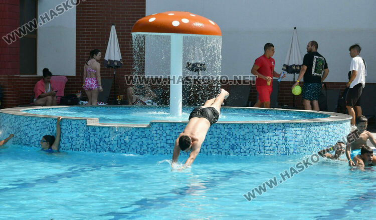 В жегите: Басейни предлагат нощно къпане и шатра за 100 евро