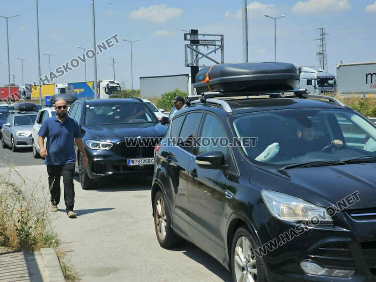 Километрични опашки към Турция заради летните пътувания на гастарбайтерите