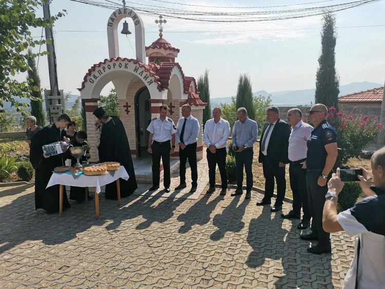 Пожарникарите почетоха своя небесен покровител с водосвет