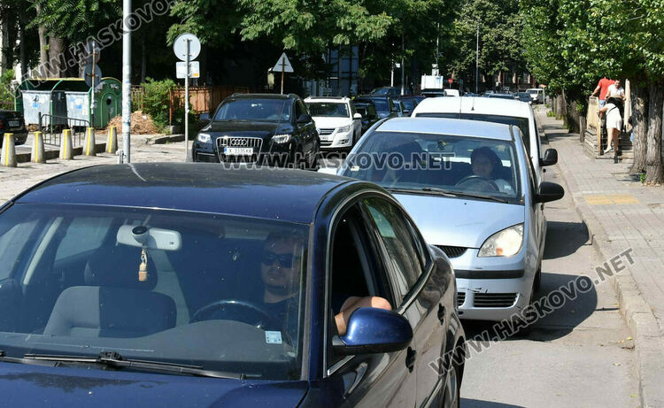 Засилен трафик заради ремонта на бул. &bdquo;България&ldquo; в Хасково 