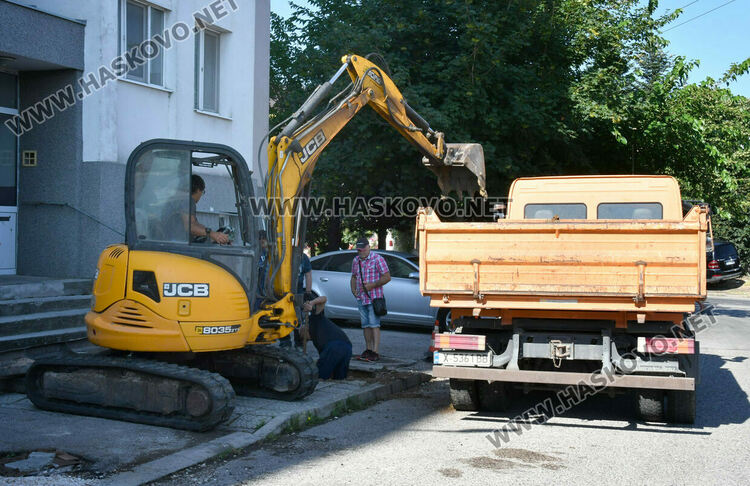 Служители на ВиК отпушват канализация в &bdquo;Орфей&ldquo;