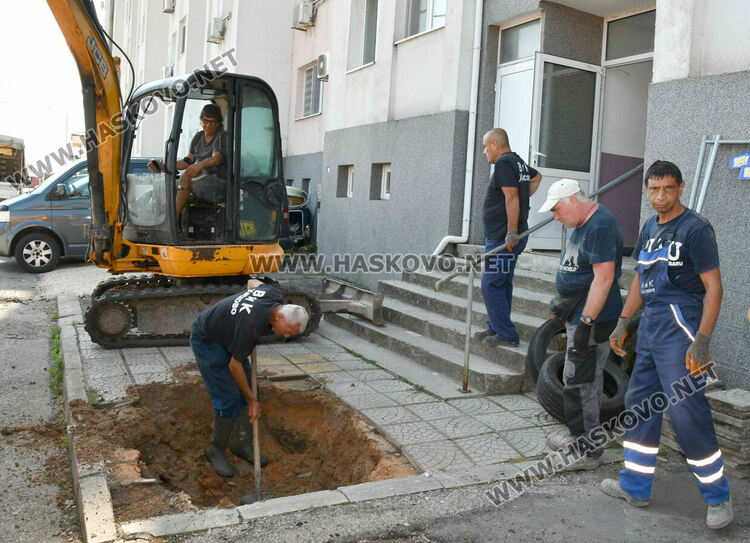 Служители на ВиК отпушват канализация в &bdquo;Орфей&ldquo;