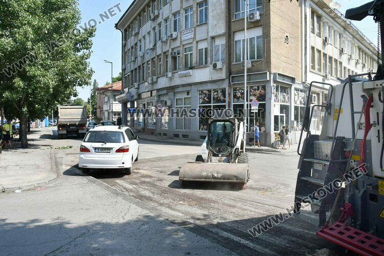 Граждани алармират за рискова организация на движението при ремонта на бул. &bdquo;България&ldquo; в Хасково