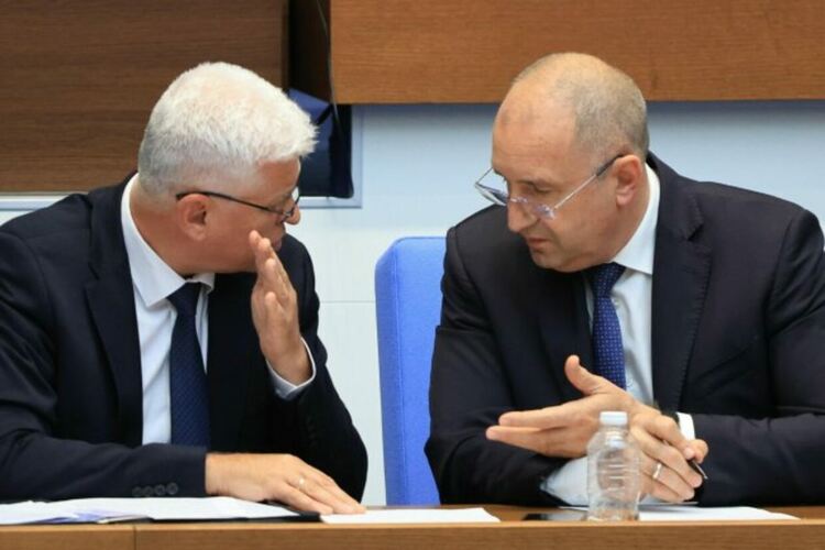 Димитър Стоянов и Румен Радев по време на дебата в пленарна зала