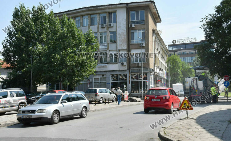 Граждани алармират за рискова организация на движението при ремонта на бул. &bdquo;България&ldquo; в Хасково
