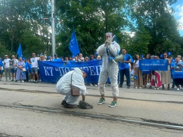 &bdquo;Производството на БЦЖ ваксина е спряно&ldquo;. Служители на &bdquo;Бул Био&ldquo; на протест срещу разсипването на дружеството