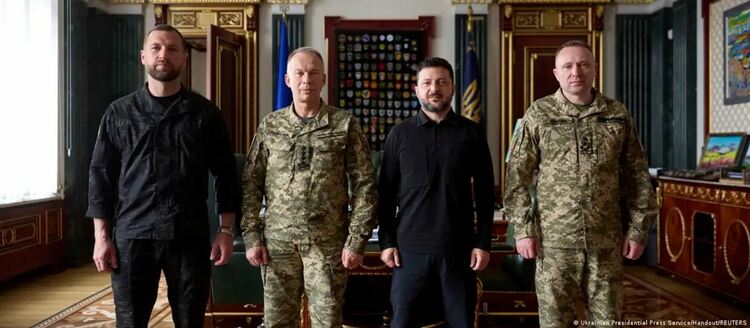 Смяна на върха на украинската армия: президентът Зеленски освободи досегашния главнокоманващ Олександър Сирски и назначи на негово чядсто много по-младия Михайло Драпати.