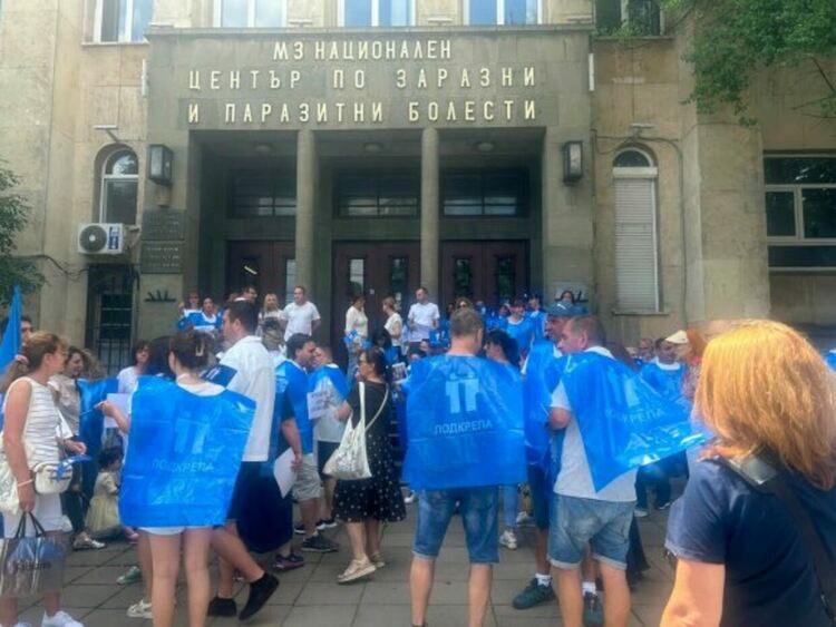 &bdquo;Производството на БЦЖ ваксина е спряно&ldquo;. Служители на &bdquo;Бул Био&ldquo; на протест срещу разсипването на дружеството