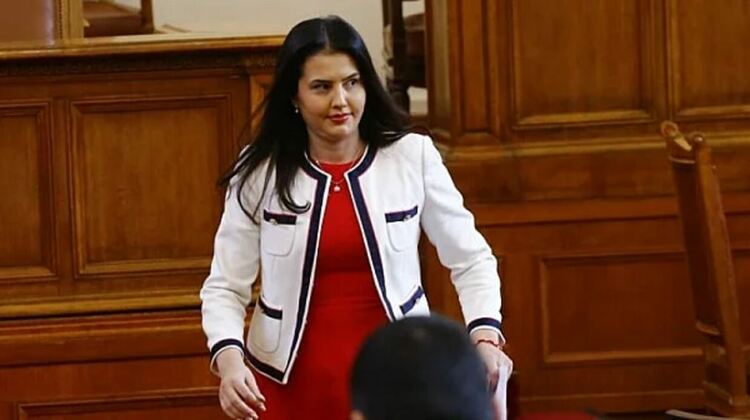 Деси Трифонова в парламента...