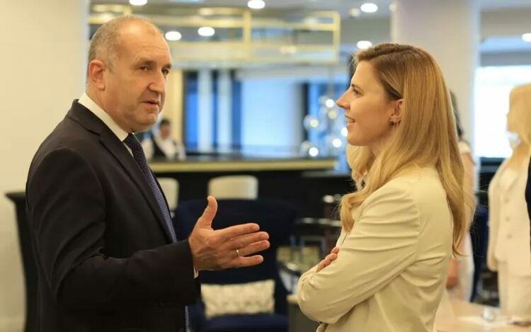 Остава загадка на какви анализи почива кадровата политика на премиера Румен Радев. Външната му министърка - вирусоложка, лансирана от години от Слави Трифонов и ИТН, преди дни понижи България до най-малката държава в ЕС.
