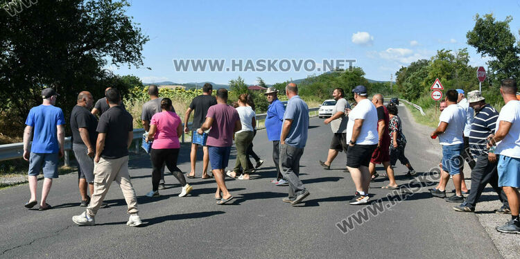 Протест на земеделци затвори пътя за &bdquo;Маказа&ldquo;