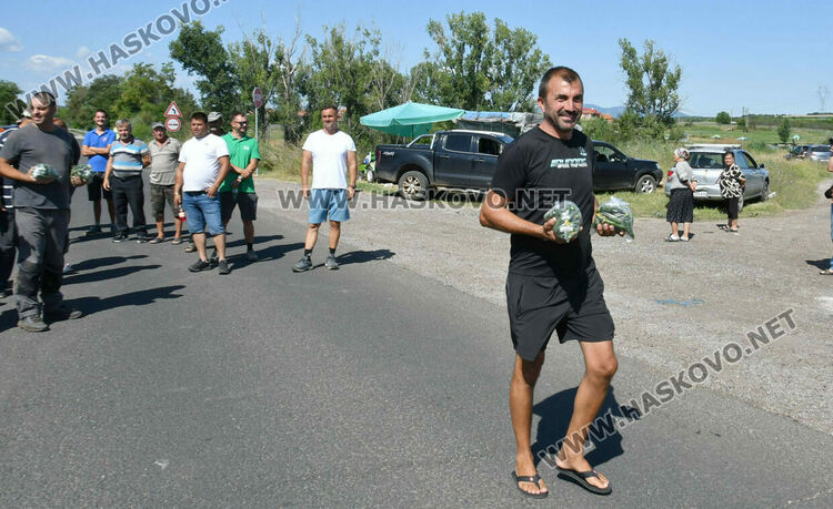 Протест на земеделци затвори пътя за &bdquo;Маказа&ldquo;