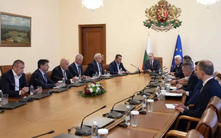 Министри и шефове на служби докладват на Румен Радев