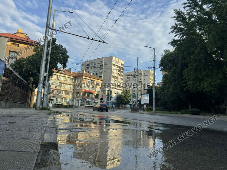 Поредна авария: Изби вода от асфалта на бул. &bdquo;Съединение&ldquo;