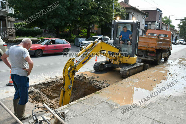 Поредна авария: Изби вода от асфалта на бул. &bdquo;Съединение&ldquo;