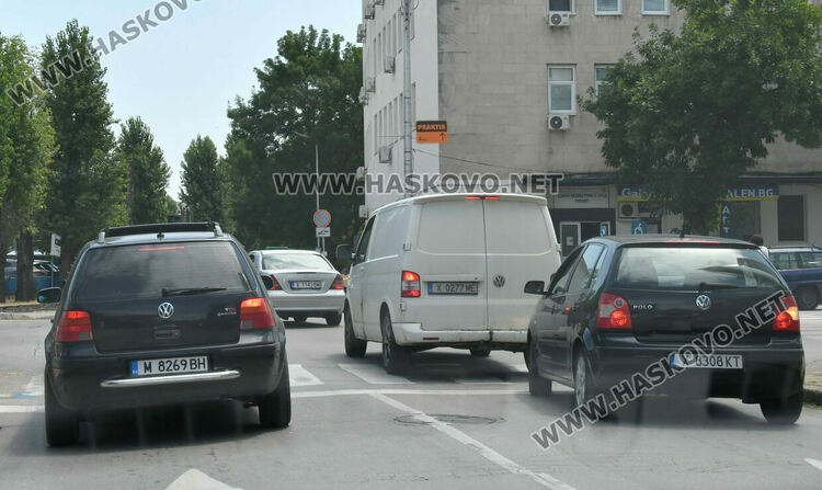 Ремонтът на бул. България&ldquo; отново образува тапи
