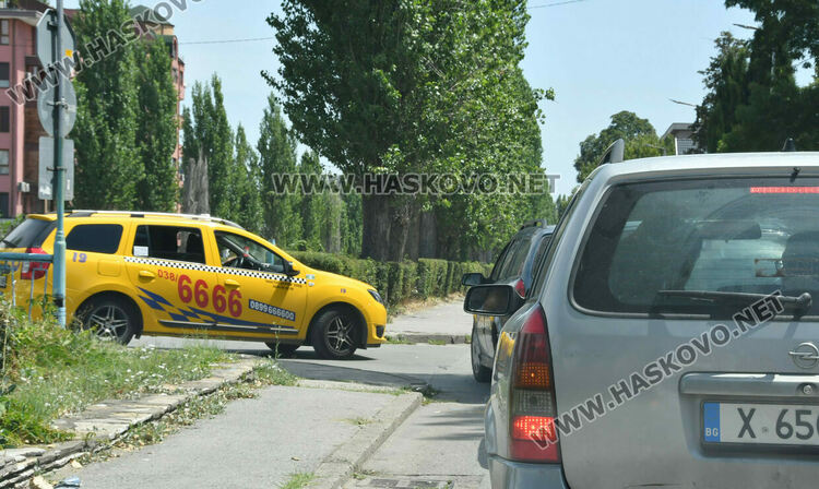 Ремонтът на бул. България&ldquo; отново образува тапи