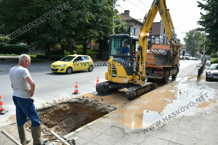 Поредна авария: Изби вода от асфалта на бул. &bdquo;Съединение&ldquo;