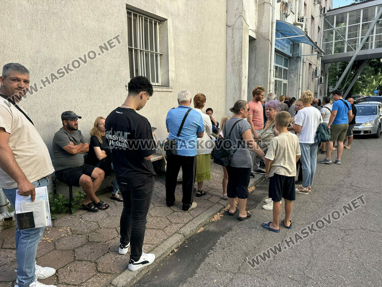 Десетки на опашка пред Паспортна служба