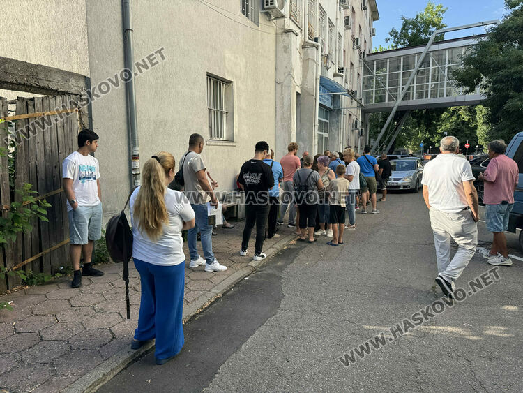 Десетки на опашка пред Паспортна служба
