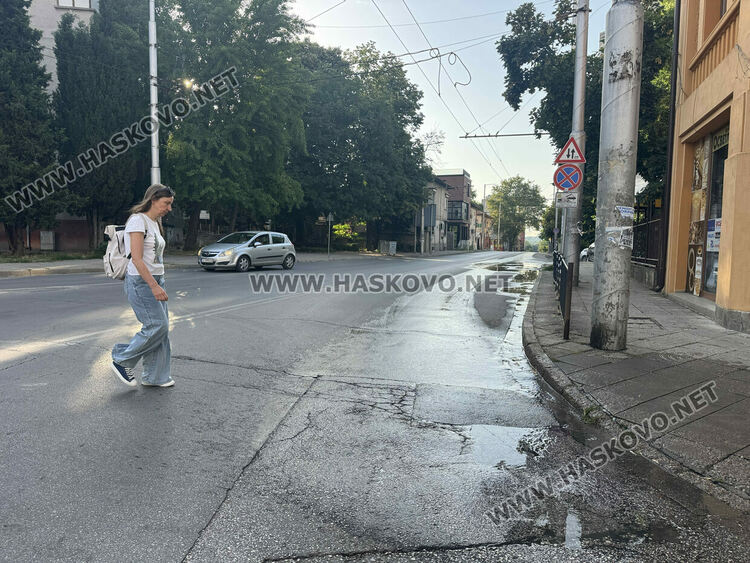 Поредна авария: Изби вода от асфалта на бул. &bdquo;Съединение&ldquo;