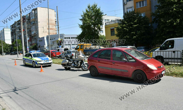На бул. &bdquo;В.Левски&ldquo;: &ldquo;Кавазаки&ldquo; блъсна &bdquo;Ситроен&ldquo;