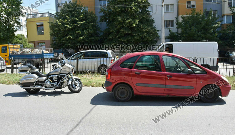 На бул. &bdquo;В.Левски&ldquo;: &ldquo;Кавазаки&ldquo; блъсна &bdquo;Ситроен&ldquo;