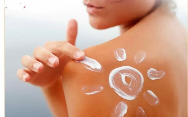 SPF - Sun Protection Factor, измерва силата на защитата срещу слънчево изгаряне. Числото показва колко пъти по-дълго отнема на кожата да започне да се зачервява със слънцезащитен крем в сравнение с времето без никаква защита. Например, ако използвате продукт със SPF 30, се очаква той да ви предпазва 30 пъти по-дълго.