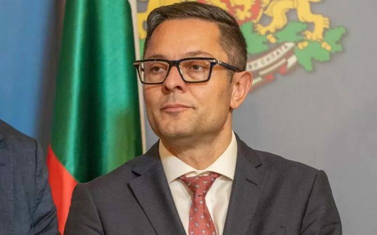 &bdquo;Решението е част от антикризисен план за гарантиране на оперативния контрол върху дружествата на &bdquo;Лукойл&ldquo; и работата на рафинерията в Бургас и пазара на горива&ldquo;, обяви министър Пулев.