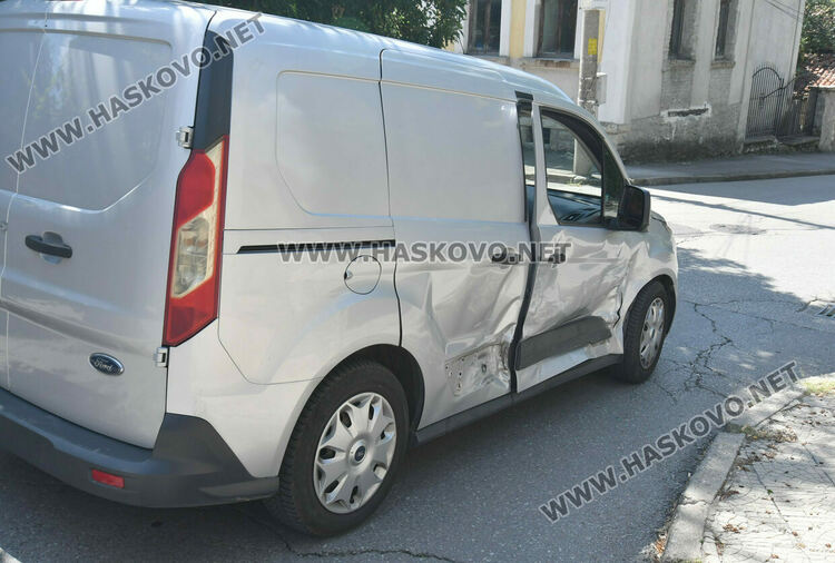 Отнето предимство огъна ламарините на два автомобила