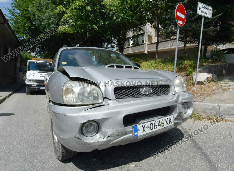 Отнето предимство огъна ламарините на два автомобила