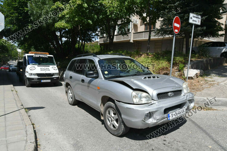 Отнето предимство огъна ламарините на два автомобила