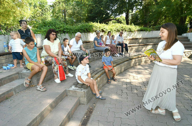  Организираха приказно четене в Градската градина