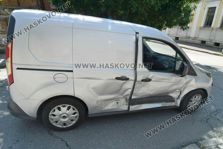 Отнето предимство огъна ламарините на два автомобила